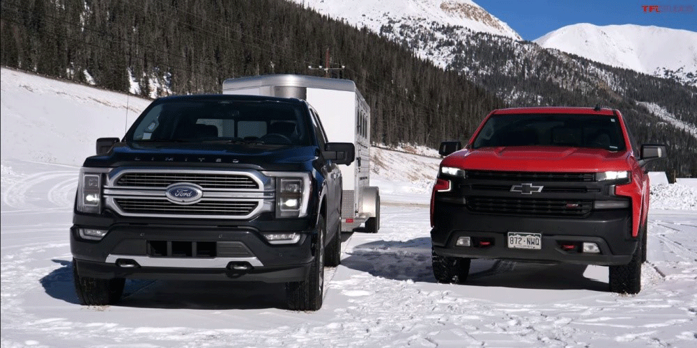 حرکت آسان دو خودروی فورد و شورلت روی جاده برفی